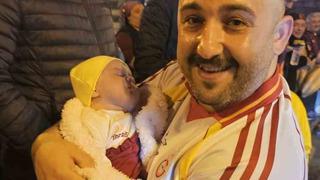 45 günlük Sare bebek, Galatasaray’ın şampiyonluk kutlamasına katıldı
