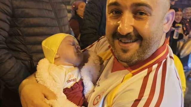 45 günlük Sare bebek, Galatasaray’ın şampiyonluk kutlamasına katıldı