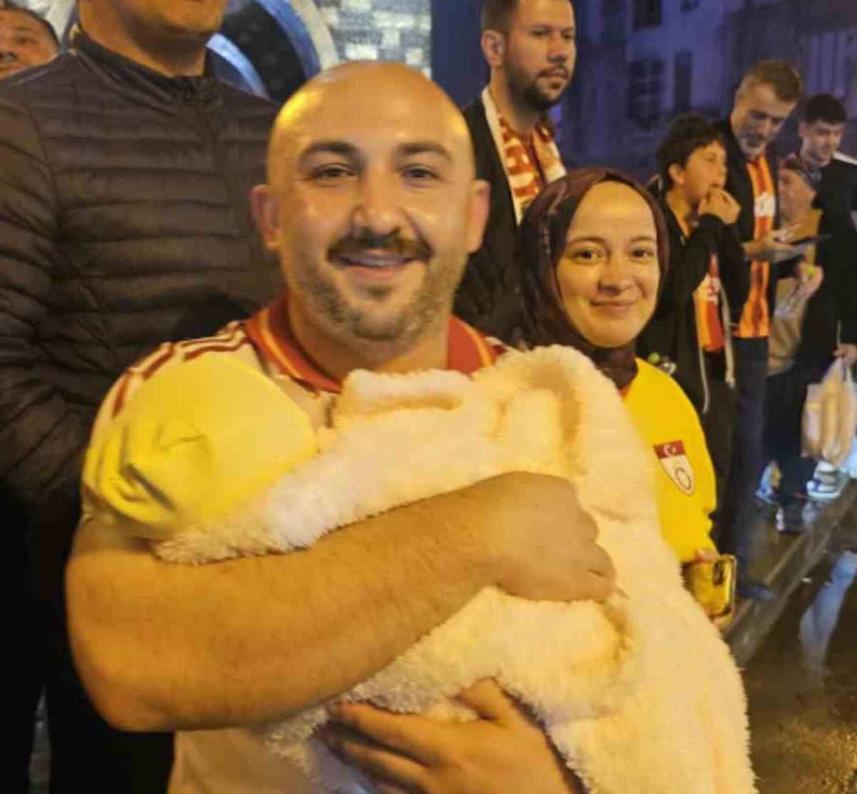 45 günlük Sare bebek, Galatasaray’ın şampiyonluk kutlamasına katıldı 1