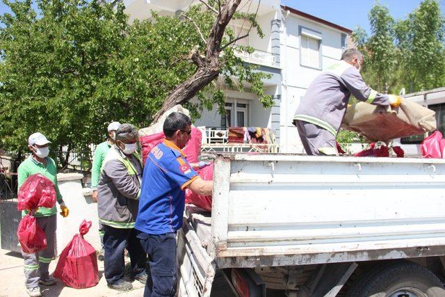 Karantinadaki evlerin bazı eşyaları imha edilmek üzere götürüldü