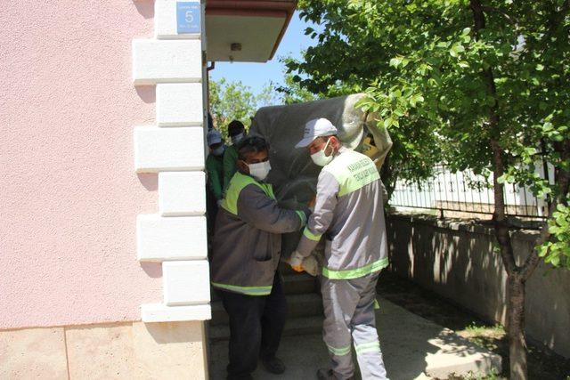 Karantinadaki evlerin bazı eşyaları imha edilmek üzere götürüldü