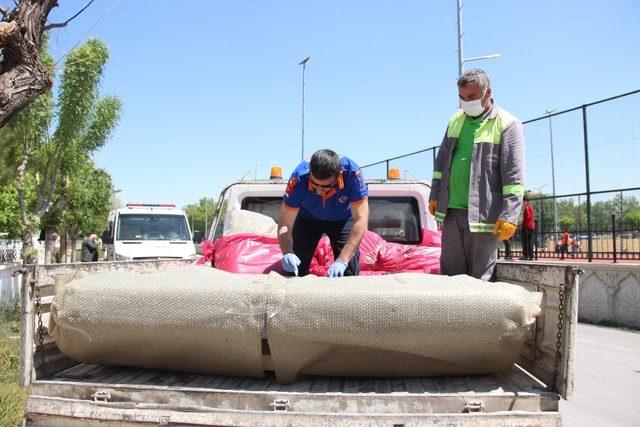 Karantinadaki evlerin bazı eşyaları imha edilmek üzere götürüldü