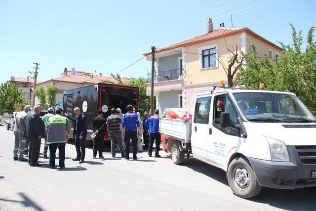 Karantinadaki evlerin bazı eşyaları imha edilmek üzere götürüldü