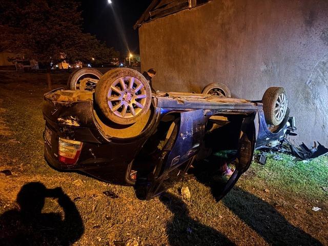 Erzincan’da otomobil evin bahçesine devrildi: 2 yaralı 4