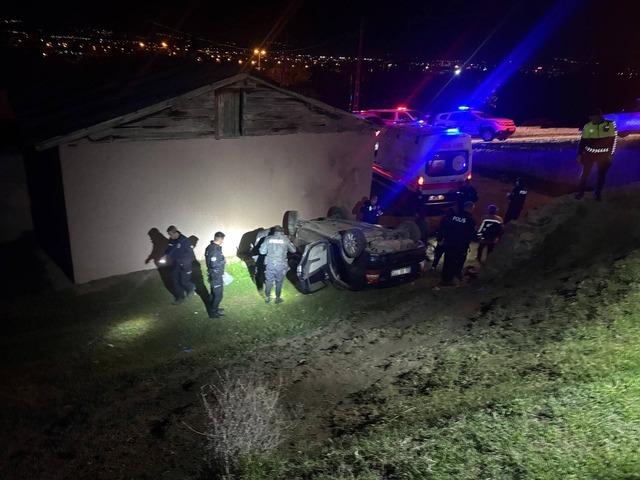 Erzincan’da otomobil evin bahçesine devrildi: 2 yaralı 3