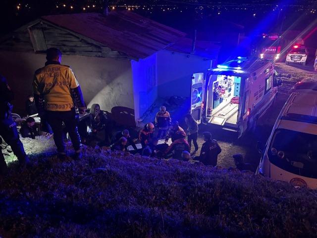 Erzincan’da otomobil evin bahçesine devrildi: 2 yaralı 2
