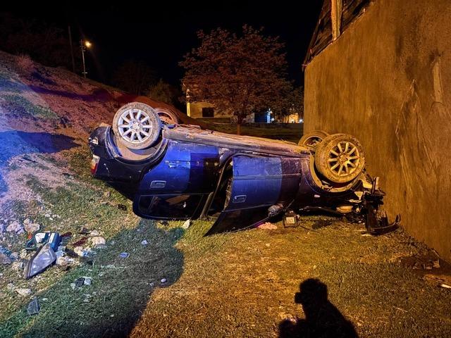 Erzincan’da otomobil evin bahçesine devrildi: 2 yaralı 1