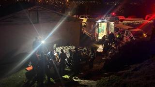 Erzincan’da otomobil evin bahçesine devrildi: 2 yaralı