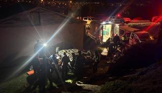 Erzincan&rsquo;da otomobil evin bah&ccedil;esine devrildi: 2 yaralı