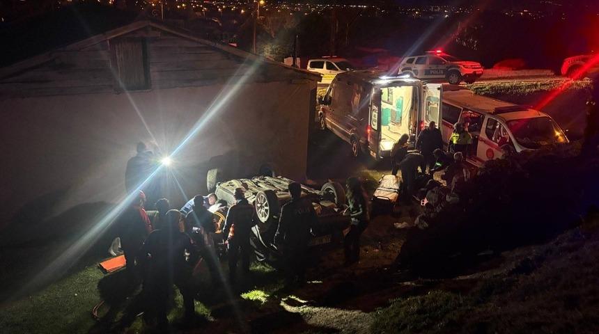 Erzincan&rsquo;da otomobil evin bah&ccedil;esine devrildi: 2 yaralı