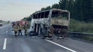 Seyir halindeydi! Yolcu otob&uuml;s&uuml; alev alev yandı