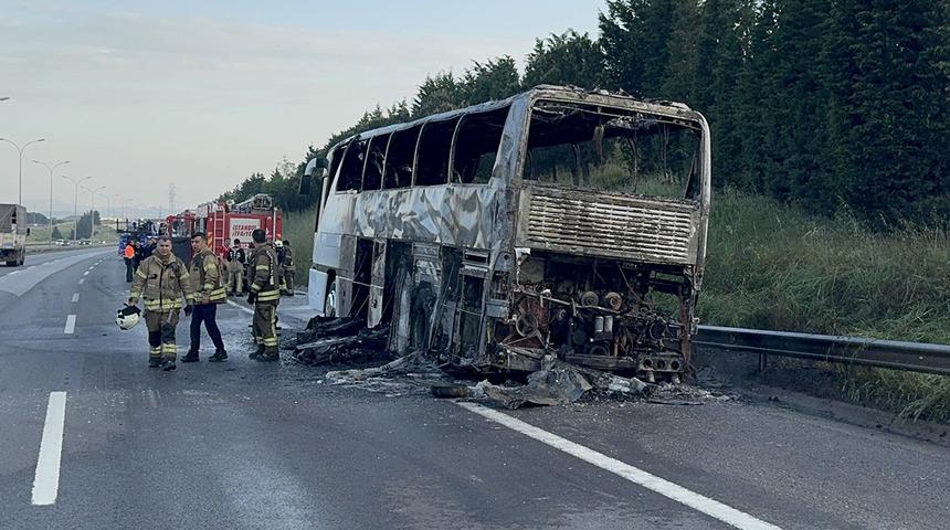 Seyir halindeydi! Yolcu otob&uuml;s&uuml; alev alev yandı
