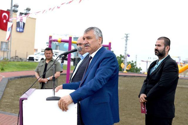 Seyhan Belediyesi’nden Karaisalı’ya çocuk ve dinlenme parkı