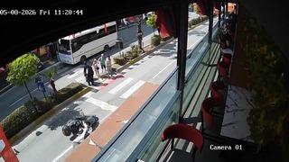 Yaya geçidinde devrilerek sürüklendi