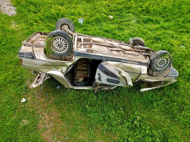 Şarampole devrilen otomobilde 1 kişi &ouml;ld&uuml;, 4 kişi yaralandı 1