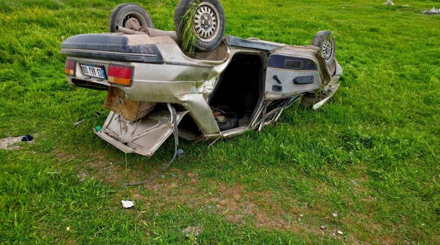 Şarampole devrilen otomobilde 1 kişi &ouml;ld&uuml;, 4 kişi yaralandı