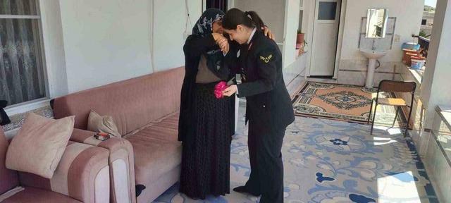 Jandarmadan şehit annelerine anneler g&uuml;n&uuml;nde anlamlı ziyaret 3