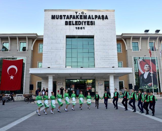 Mustafakemalpaşa’da 23 Nisan kutlamaları Kıpçaklı çocukların gösterileriyle renklendi