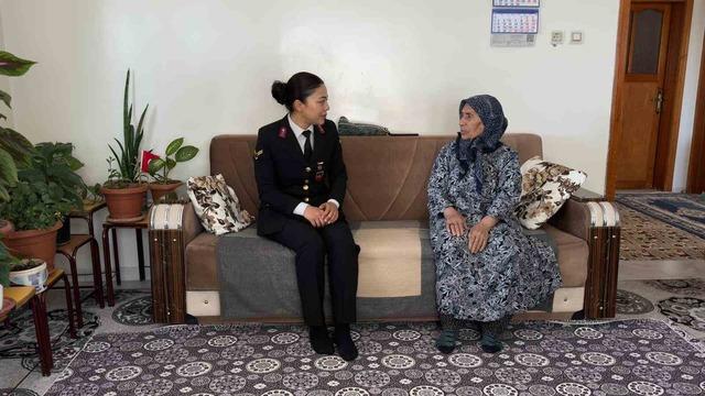 Jandarmadan şehit annelerine anneler g&uuml;n&uuml;nde anlamlı ziyaret 2
