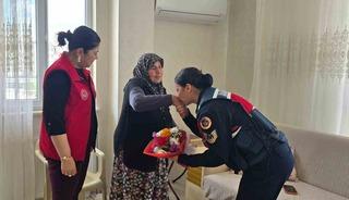 Jandarmadan şehit annelerine anneler g&uuml;n&uuml;nde anlamlı ziyaret