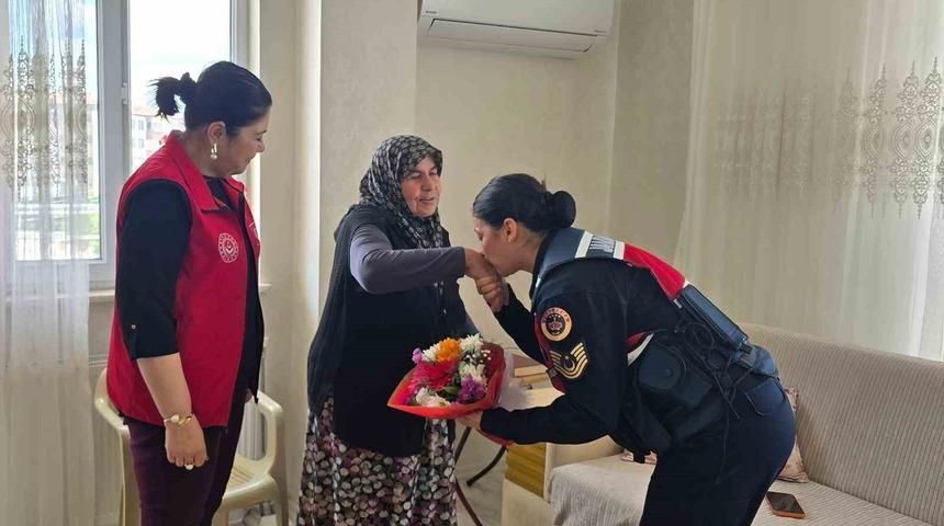 Jandarmadan şehit annelerine anneler g&uuml;n&uuml;nde anlamlı ziyaret