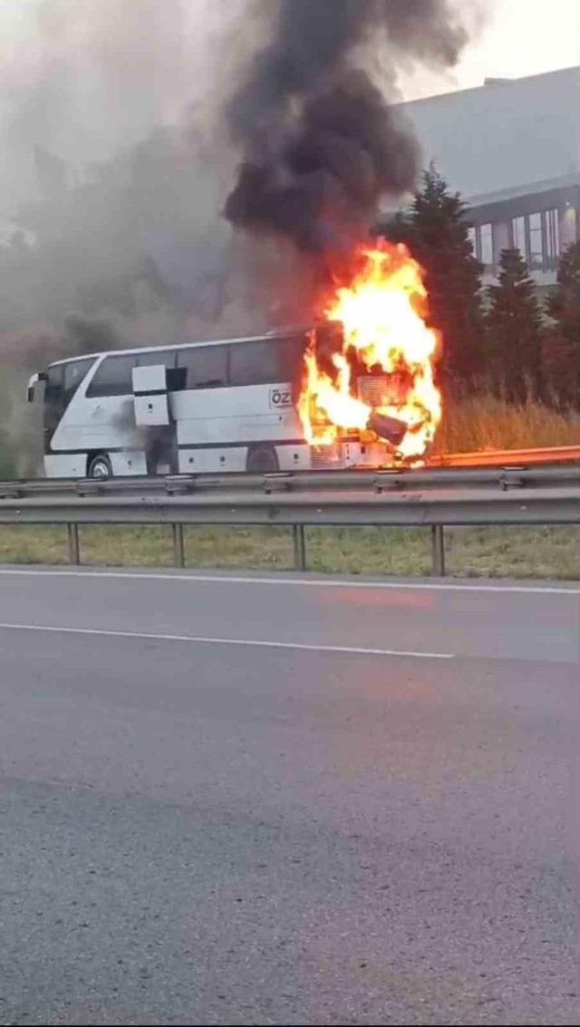 TEM&rsquo;de yolcu otob&uuml;s&uuml; alev alev yandı 2