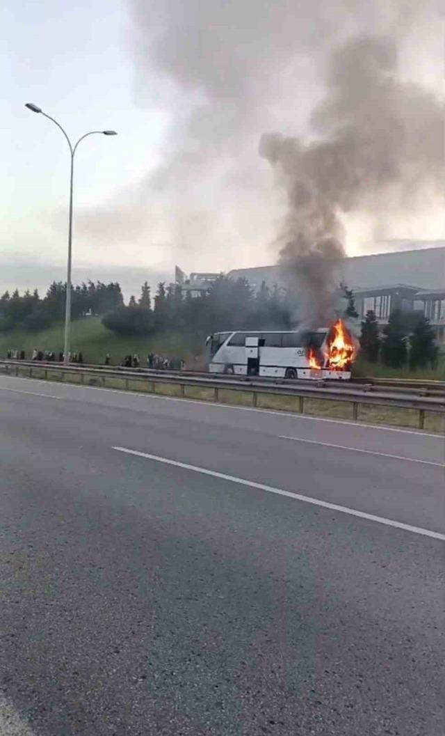 TEM&rsquo;de yolcu otob&uuml;s&uuml; alev alev yandı 1
