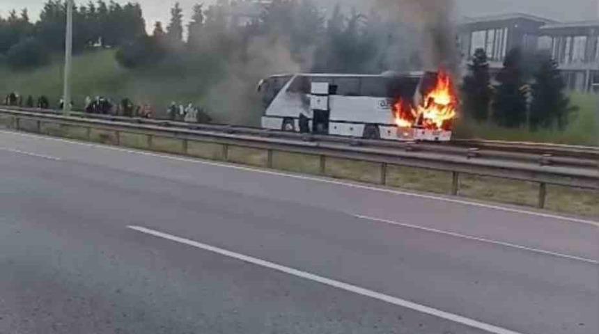 TEM&rsquo;de yolcu otob&uuml;s&uuml; alev alev yandı