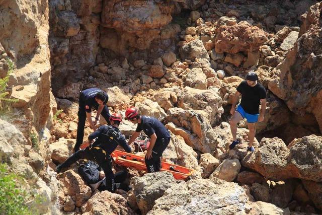Zıpkınla balık avlamak isterken falezlerden d&uuml;şt&uuml; 1