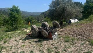 Tarlasını s&uuml;rerken trakt&ouml;r&uuml;n altında kalarak hayatını kaybetti