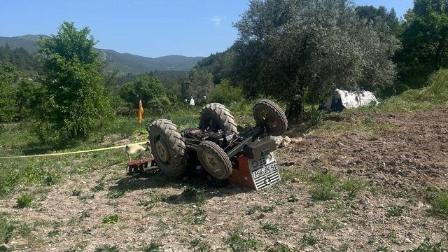 Tarlasını sürerken traktörün altında kalarak hayatını kaybetti