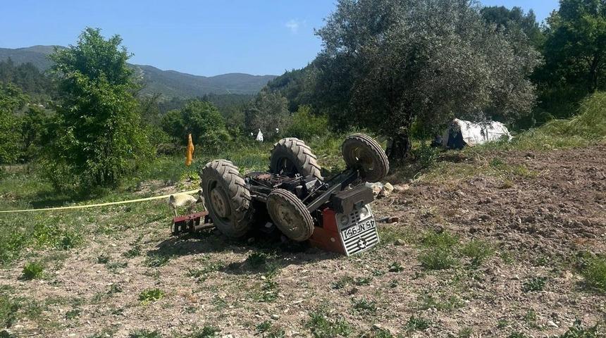 Tarlasını s&uuml;rerken trakt&ouml;r&uuml;n altında kalarak hayatını kaybetti