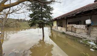 Barajın taşan suyu mahalle girişini kapattı