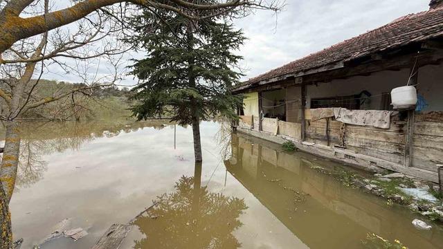 Barajın taşan suyu mahalle girişini kapattı
