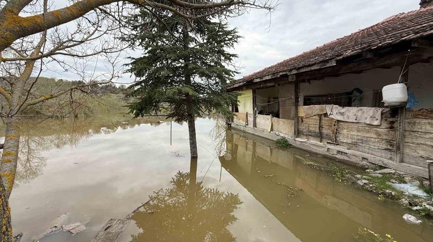 Barajın taşan suyu mahalle girişini kapattı