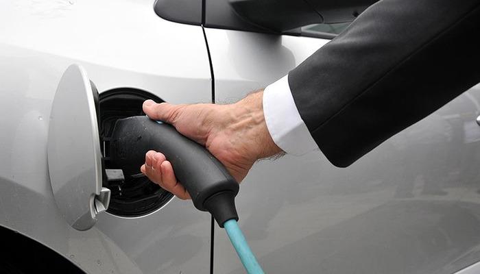 Elektrikli ara&ccedil;lara ilgi hızla arttı: 'Şarj altyapısı' vurgusu