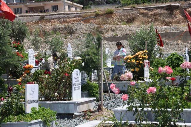 Deprem mezarlığında buruk anneler g&uuml;n&uuml; 1