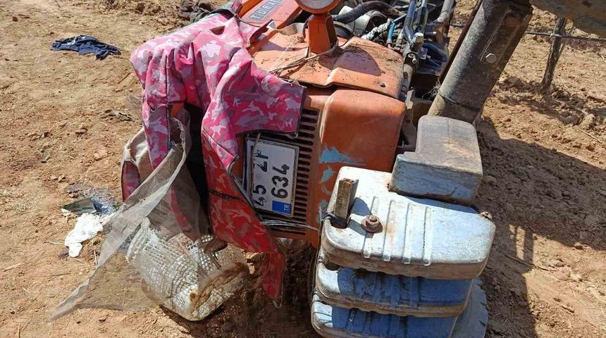 Devrilen trakt&ouml;r&uuml;n altında kalan Buldanlı &ccedil;ifti &ouml;l&uuml;m ayırdı