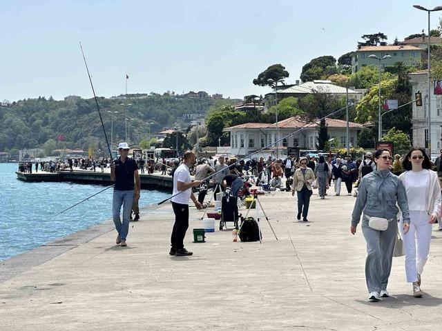İstanbul&rsquo;da g&uuml;neşi g&ouml;ren sahile koştu 6