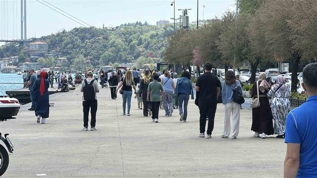 İstanbul&rsquo;da g&uuml;neşi g&ouml;ren sahile koştu 4