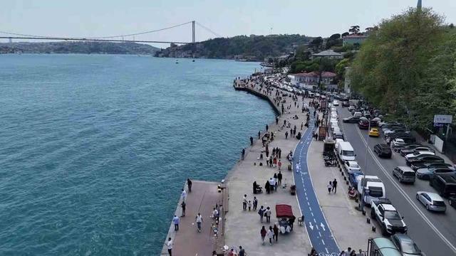 İstanbul&rsquo;da g&uuml;neşi g&ouml;ren sahile koştu 2
