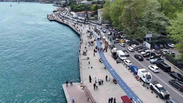 İstanbul&rsquo;da g&uuml;neşi g&ouml;ren sahile koştu 1