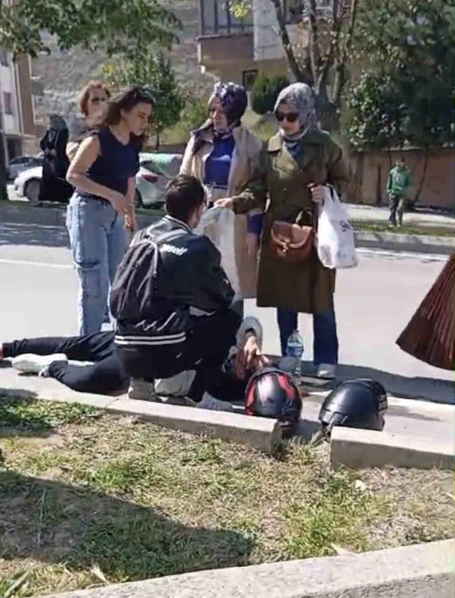 Motosiklet otomobil ile &ccedil;arpıştı: 1 yaralı 4