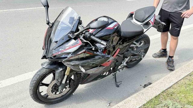 Motosiklet otomobil ile &ccedil;arpıştı: 1 yaralı 3