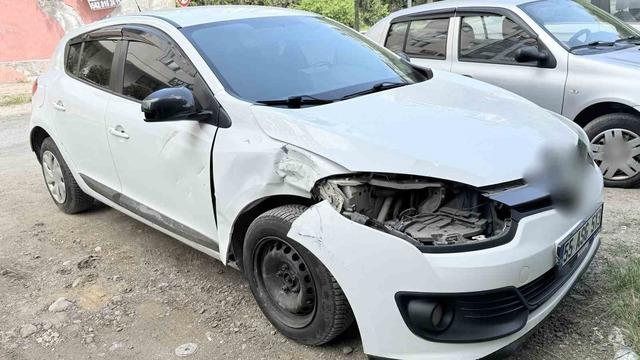 Motosiklet otomobil ile &ccedil;arpıştı: 1 yaralı 2
