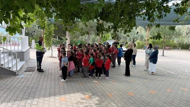 Salavatlı İlkokulu &ouml;ğrencilerine trafik eğitimi verildi 2