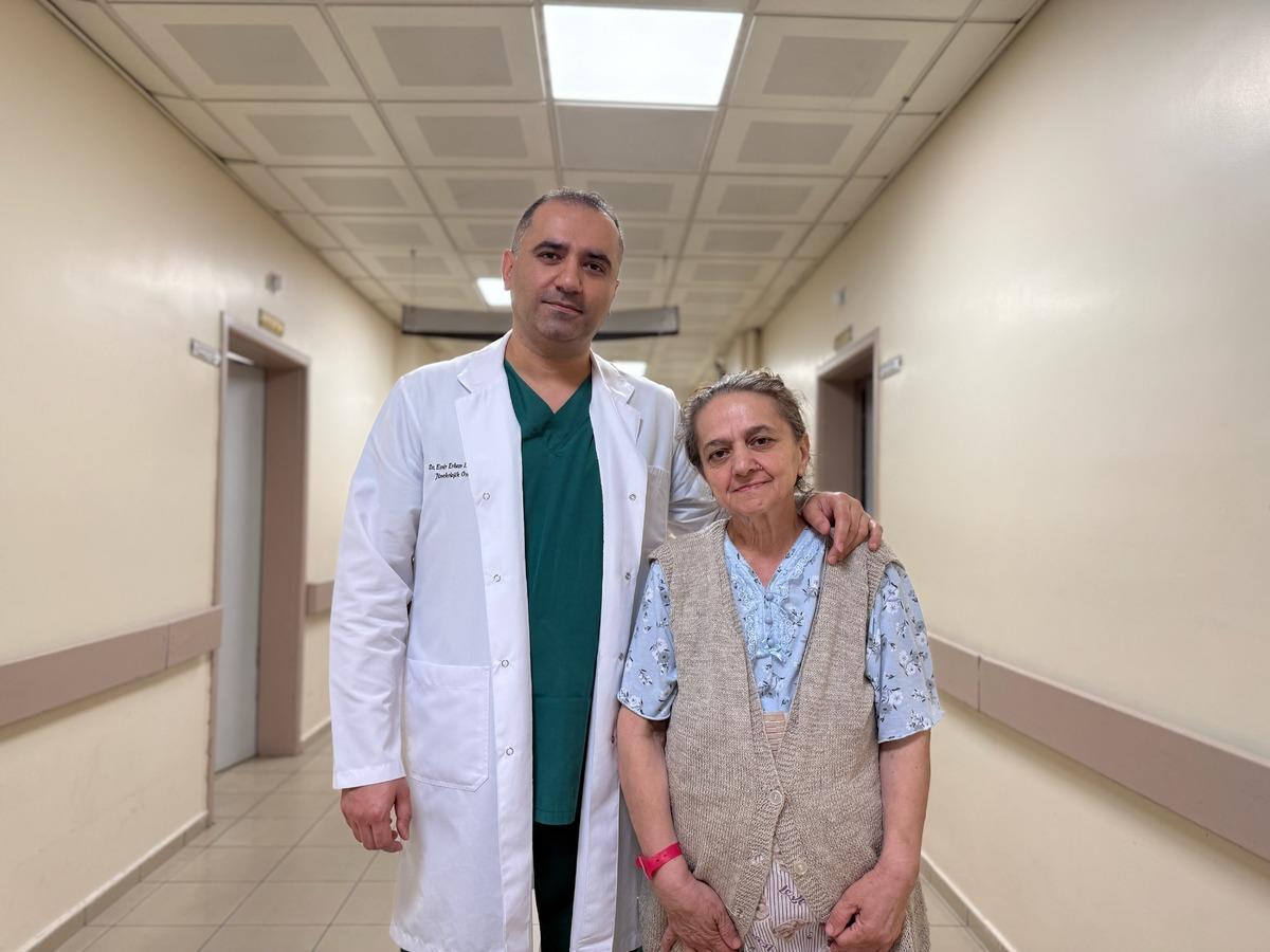 Kabızlık sanıyordu, karnından 22 kiloluk dev t&uuml;m&ouml;r &ccedil;ıktı: "&Uuml;&ccedil;&uuml;z gebelikten b&uuml;y&uuml;kt&uuml;" 1