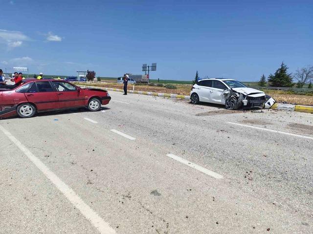Konya&rsquo;da 2 otomobil &ccedil;arpıştı: 5 yaralı 4