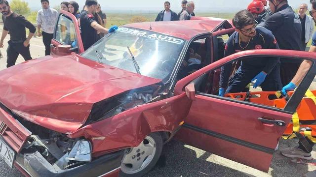 Konya&rsquo;da 2 otomobil &ccedil;arpıştı: 5 yaralı 2