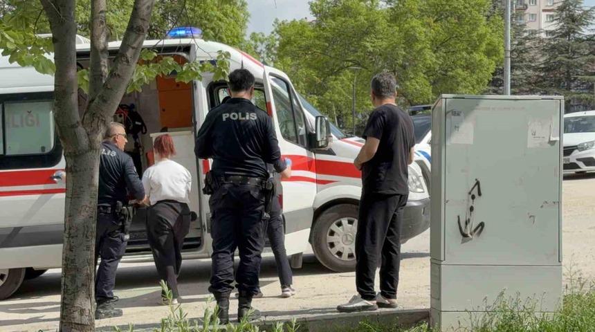 &rsquo;Erkek arkadaş&rsquo; kavgasında 3 kız bı&ccedil;akla yaralandı